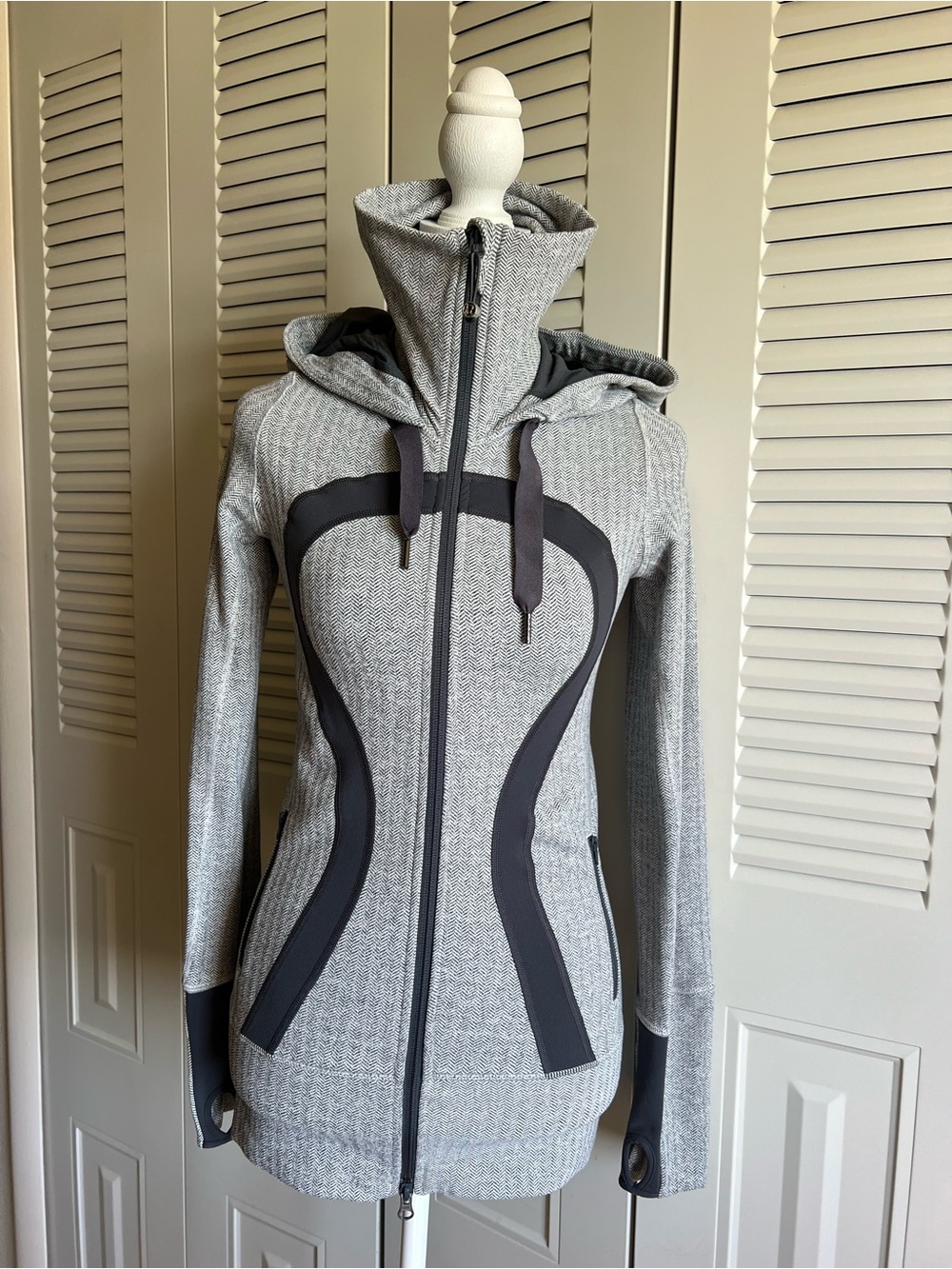 Lululemon Women’s Stride Jacket - Like New - Gray & White - Size 2 - Picture 2 of 7
